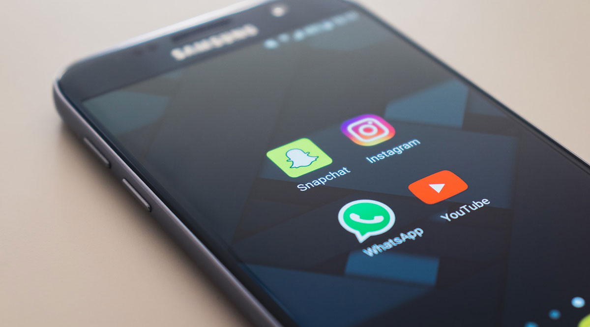 Datennutzung: Smartphone mit Icons für Snapchat, WhatsApp, Instagram und YouTube
