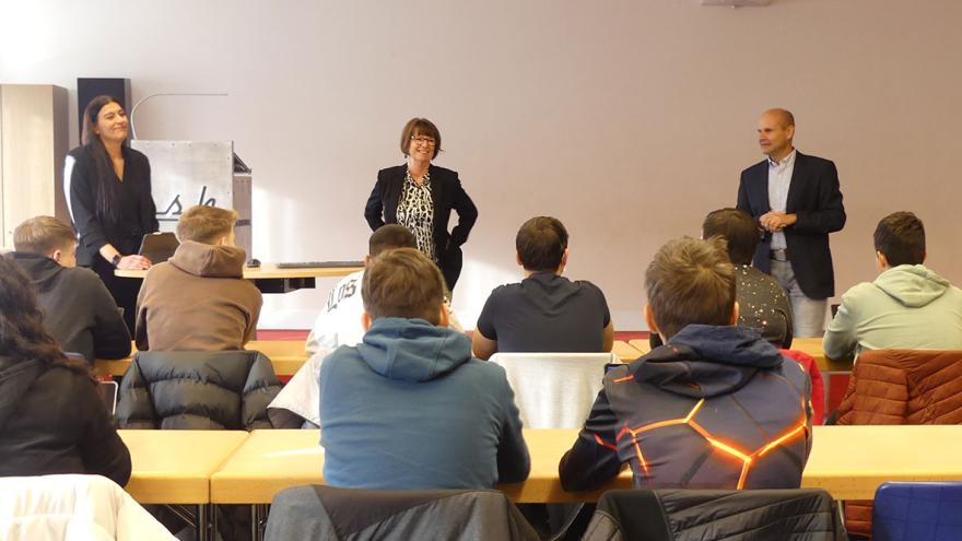 Die hessische Verbraucherschutzministerin Priska Hinz diskutiert mit Schülerinnen und Schülern der Comenius-Schule Herborn über Algorithmen im Alltag
